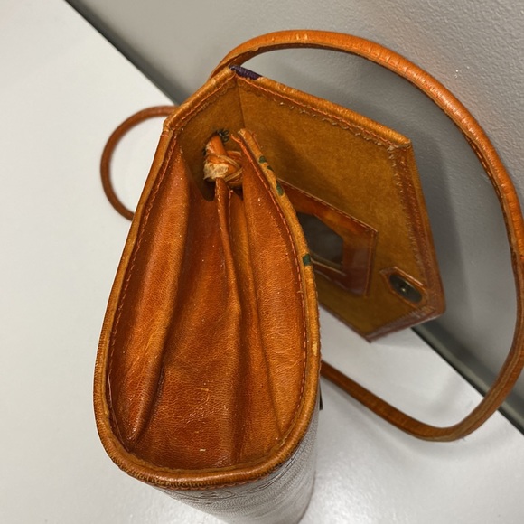 Vintage Carmel Colored Tooled Dyed Leather Crossbody/Shoulder Handbag - Picture 6 of 11